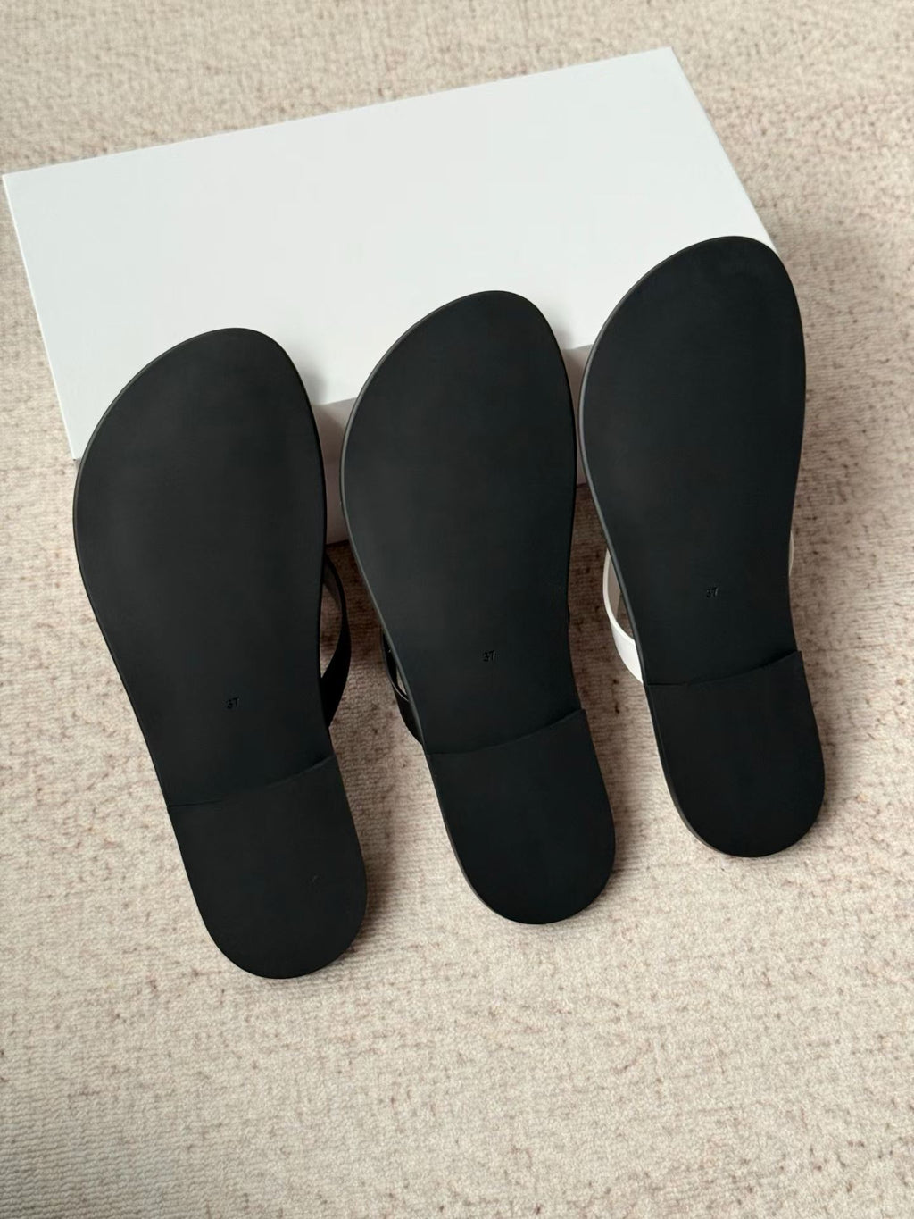 Solea Leather Thong Sandals